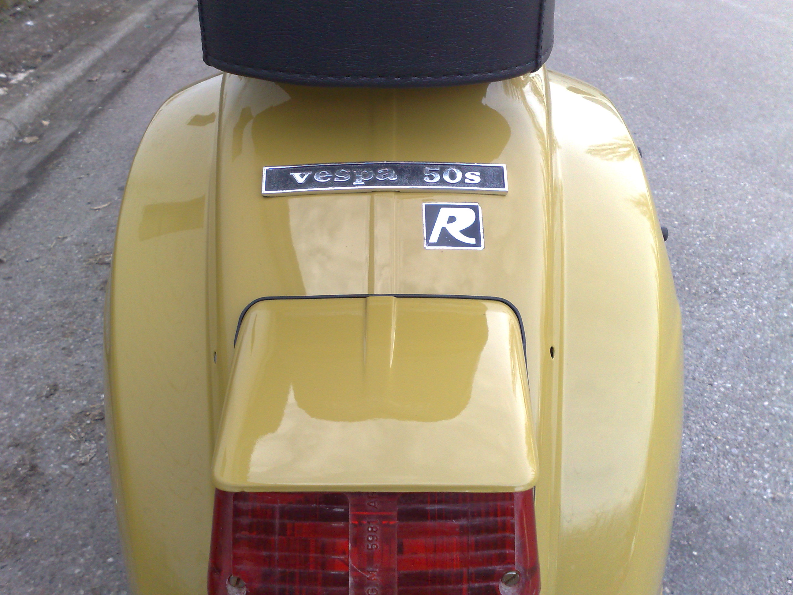 Vespa 50 SR badging