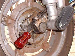 Speedo drive gear access screw